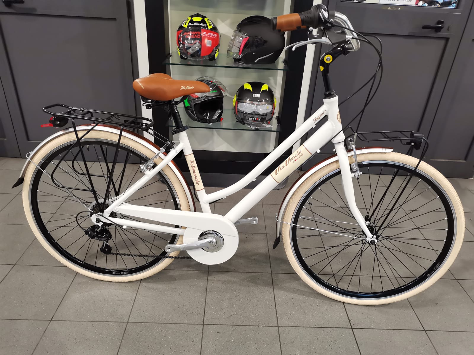 Via Veneto Elegance – T-MOTO - Main Image